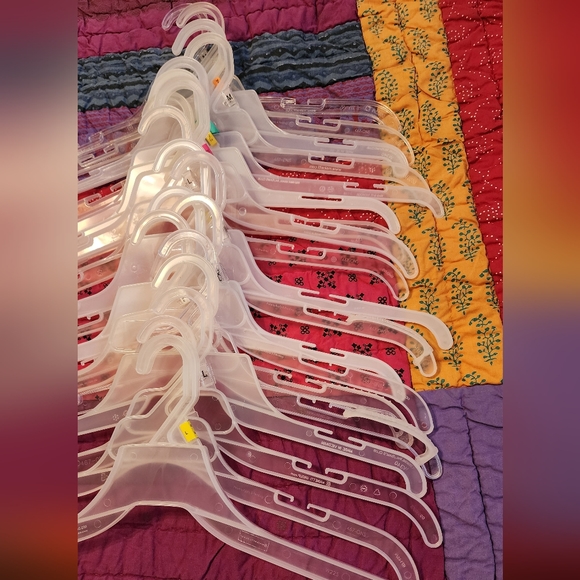 Lot of 19 clear plastic hangers - Picture 3 of 3